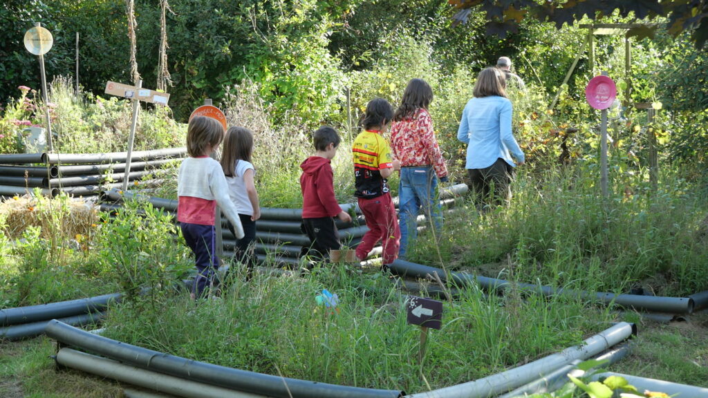 enfants dans potager