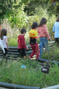 enfants dans potager