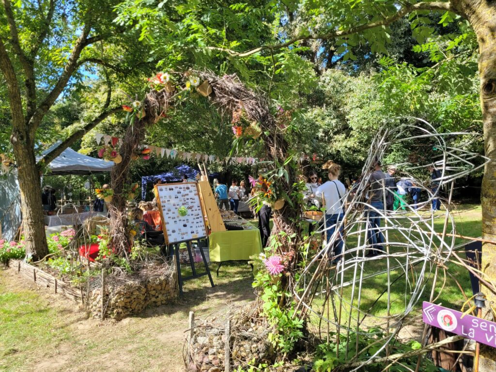 vue superbe exposants + arche fleurie